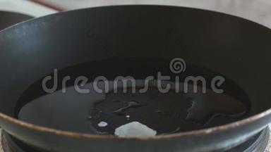 3个鸡蛋被打碎成一个煎锅，慢动作